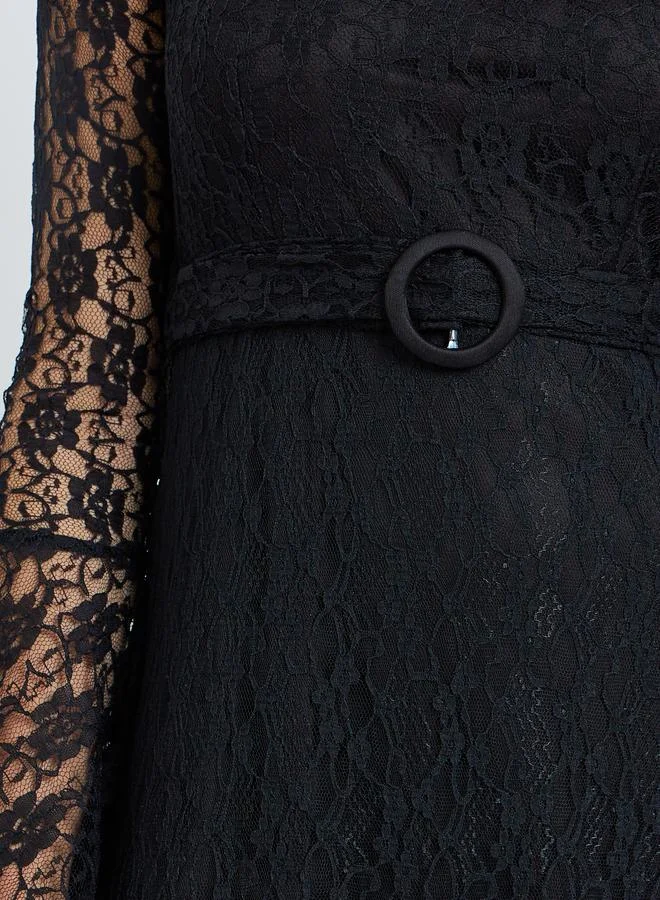 ستايلي فستان طويل من الدانتيل بتفاصيل كشكش للنساء